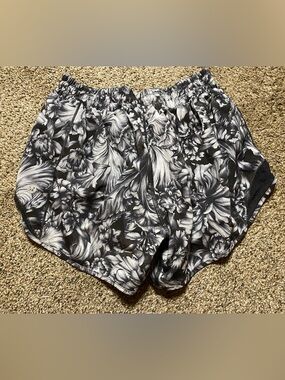 Lululemon Hotty hot shorts size 4 Tall
